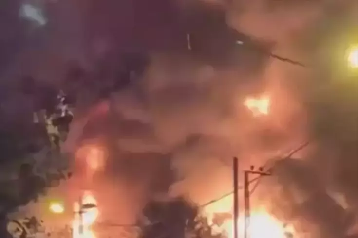 Çekmeköy'deki elyaf ve sünger üretim fabrikasında sebebi belirlenemeyen bir yangın