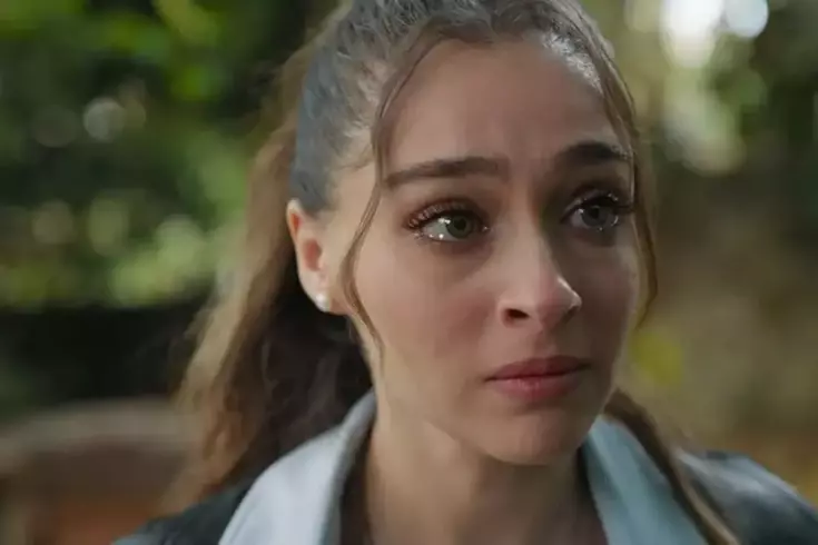 Ünlü oyuncu Cemre Baysel, yaklaşık 8 yıldır büyüyen göğsündeki kitleyi