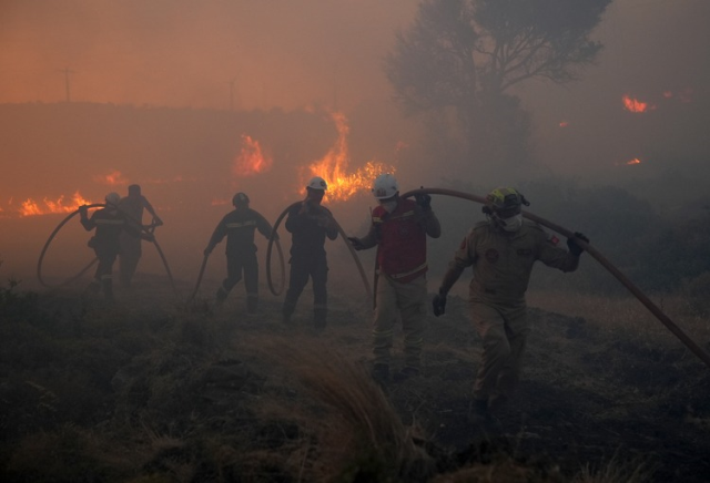 Şarkıcı Yaşar İpek, Çeşme'deki yangında alevlerin ortasında kaldı