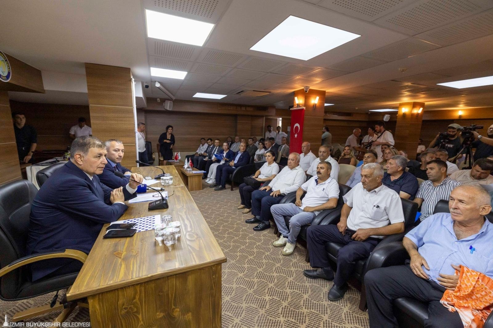 İzmir Büyükşehir Belediye Başkanı Dr. Cemil Tugay, Menemen’de muhtarlarla bir