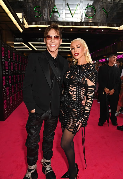 Pop yıldızı Christina Aguilera iç çamaşırını gösteren elbisesiyle galaya damga vurdu