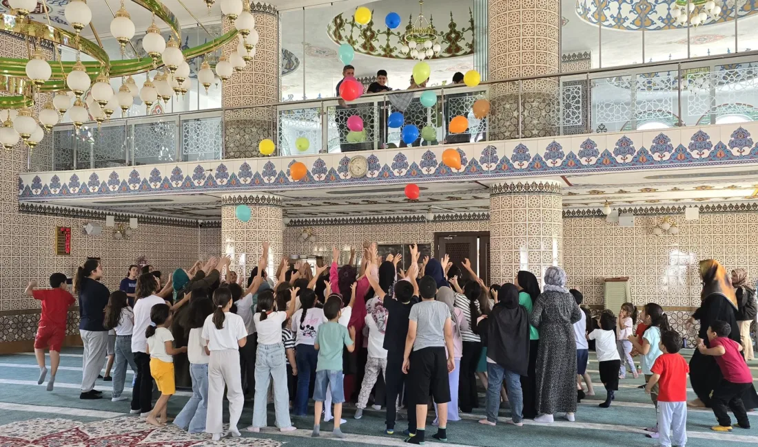 Çiçekdağı Kaymakamı Murat Görmüş, Mahzenli Ali Efendi Camii’nde düzenlenen yaz