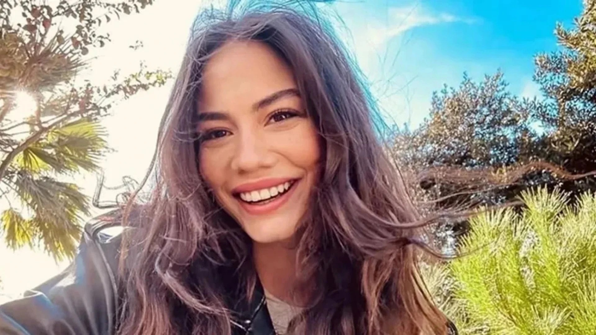 Demet Özdemir, "Eşref Rüya" dizisinde canlandırdığı "Nisan" karakteriyle beğeni toplayarak