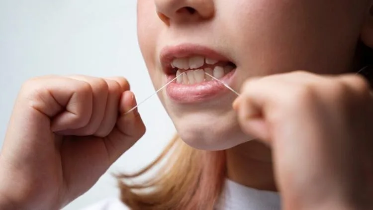 Bilim insanları, aşıların hipodermik iğne yerine diş ipiyle diş etlerine