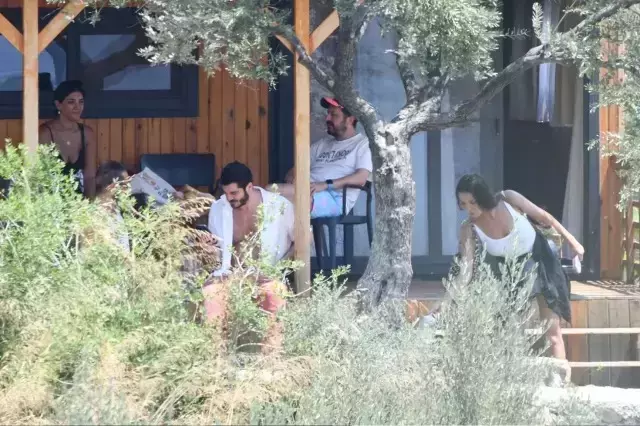 Ağaç tepesinden bikinili poz! Fotoğrafa düştüğü not düşündürücü