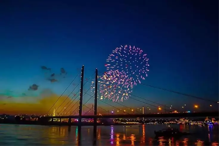 Almanya'nın Düsseldorf şehrinde gerçekleşen bir fuar sırasında havai fişeklerin patlaması