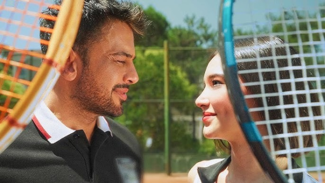 Emre Altuğ'dan cesur klip Partneriyle aynı dondurmayı paylaştı