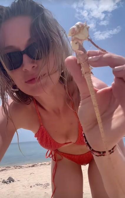 Yasemin Kay Allen ayrılığın ardından soluğu tatilde aldı