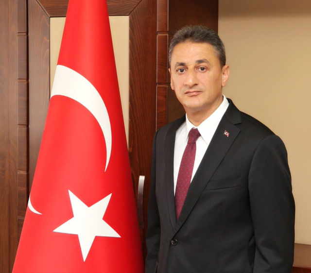 Trafik kazası geçiren eski Bitlis Valisi Erol Karaömeroğlu hayatını kaybetti