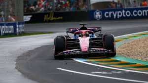 F1 Dünya Şampiyonası'nın İngiltere Grand Prixi elemelerinde Red Bull sürücüsü