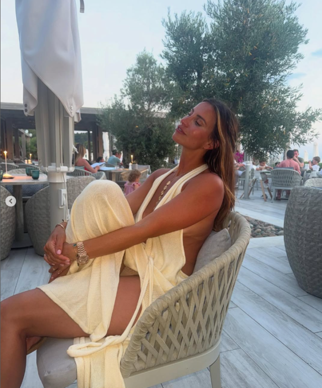 Ünlü oyuncu Yunanistan tatilinde giydiği yırtmaçlı elbise ile ağızları açık bıraktı