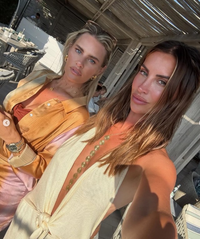 Ünlü televizyon yıldızı Ferne McCann, Yunanistan tatilinde göz alıcı beyaz