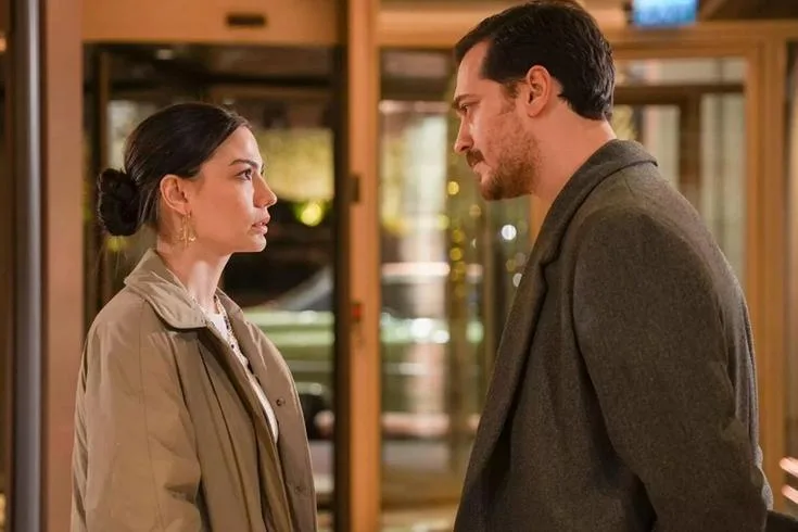 Eşref Rüya dizisindeki performansıyla adından söz ettiren Çağatay Ulusoy, sezon