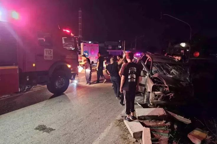 Foça ilçesinde meydana gelen kamyonet ile otomobil çarpışmasından kaynaklanan trafik