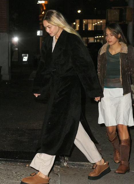 Gigi ve Bella Hadid'in 23 yıldır gizli tutulan kız kardeşleri görüntülendi