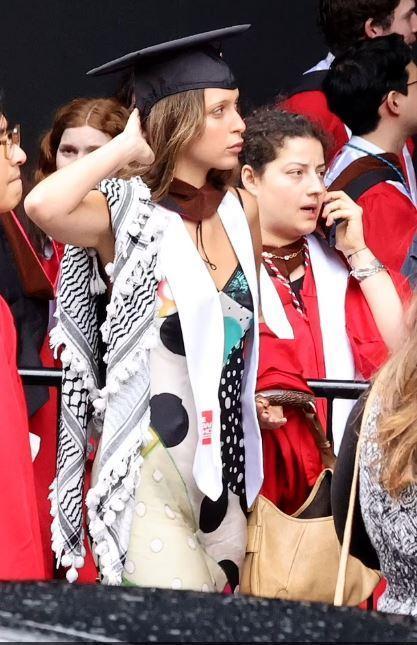 Gigi ve Bella Hadid'in 23 yıldır gizli tutulan kız kardeşleri görüntülendi