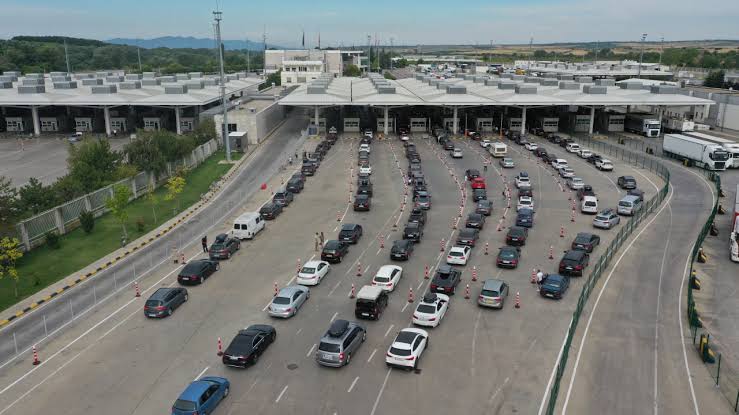 Yıllık izinlerini vatanlarında geçirmek isteyen gurbetçiler, Kapıkule Sınır Kapısı'nda uzun