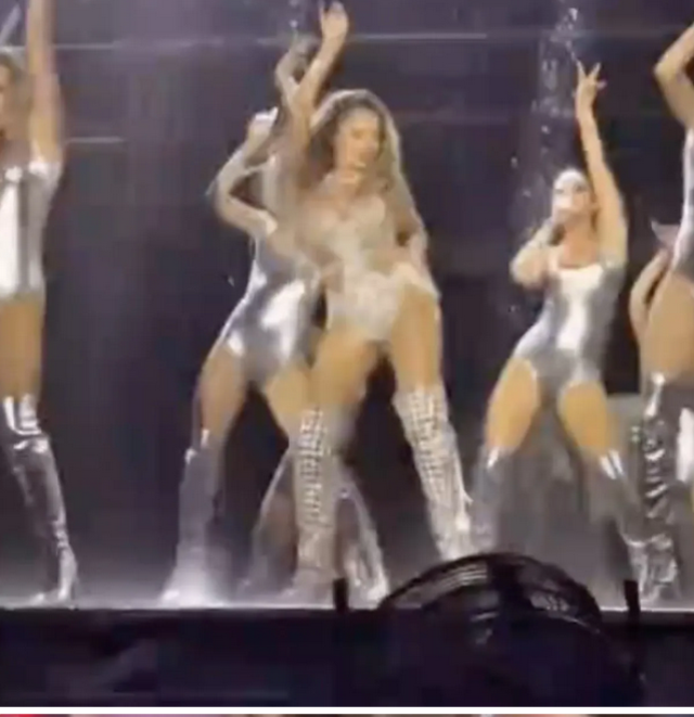 Hadise Harbiye'yi salladı! Yatakta dans, Sahnede duş...