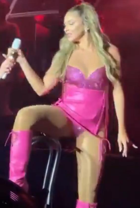 Hadise Harbiye'yi salladı! Yatakta dans, Sahnede duş...