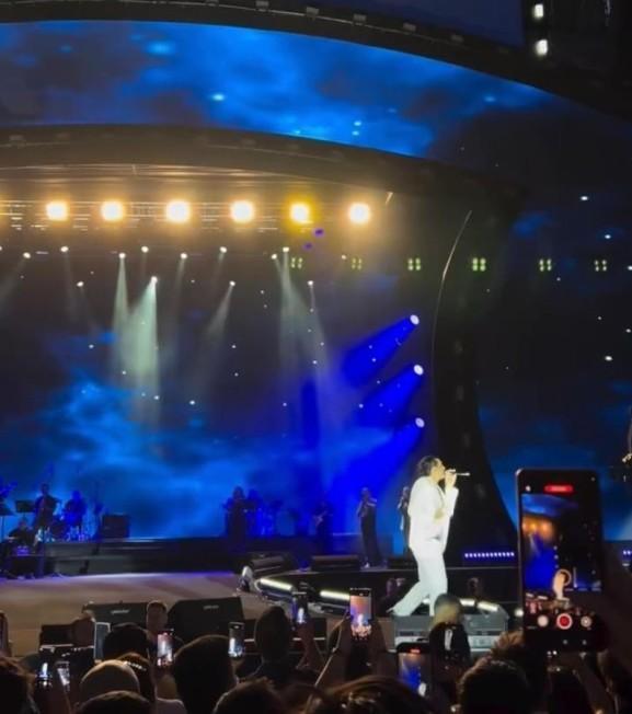 Bayhan'ın konserinde sahnede talihsiz kaza!