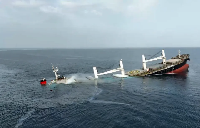 Yemen'deki Husiler, 2 büyük kargo gemisini batırdı ve mürettebatı Kaçırdı