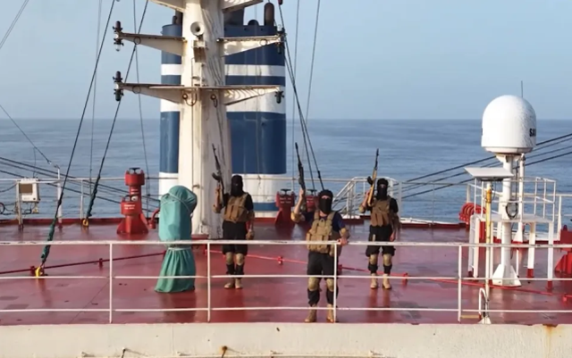 Yemen'deki Husiler, 2 büyük kargo gemisini batırdı ve mürettebatı Kaçırdı