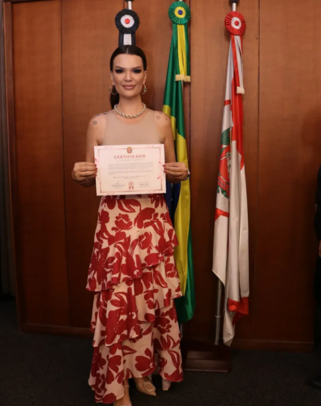 Estetik ameliyatı sırasında kalbi duran fenomen kadın hayatını kaybetti