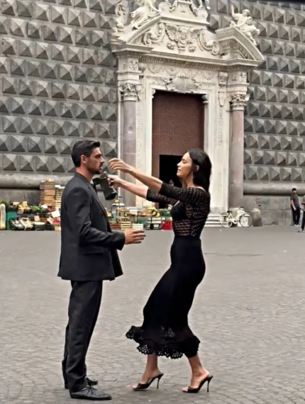 Irina Shayk ve Michele Morrone Napoli'de öpüştü – Meğer sebebi başkaymış!