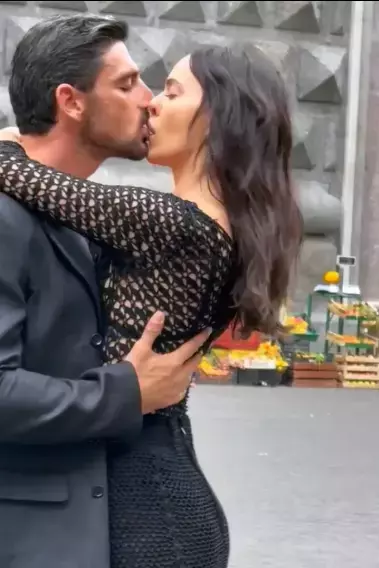 Irina Shayk ve Michele Morrone Napoli'de öpüştü – Meğer sebebi başkaymış!