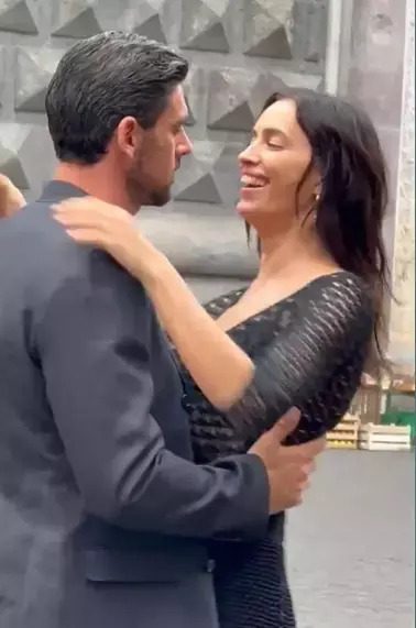 Irina Shayk ve Michele Morrone Napoli'de öpüştü – Meğer sebebi başkaymış!