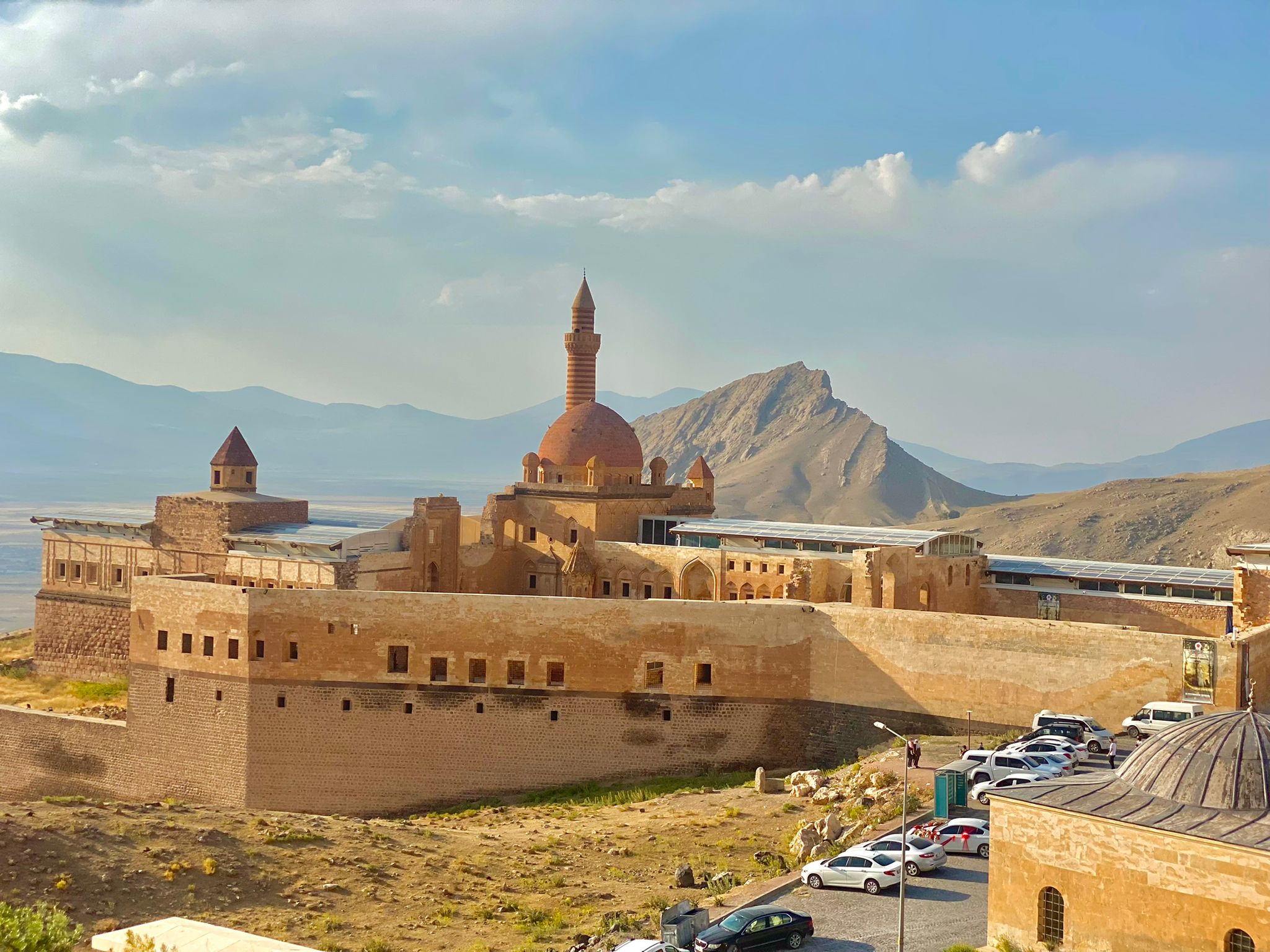 Muhteşem Ağrı Dağı'nın karşısında yer alan İshak Paşa Sarayı her