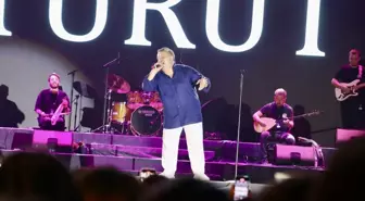 Trabzon Kültür Yolu Festivali kapsamında gerçekleşen İsmail Türüt konseri, izleyicilerden