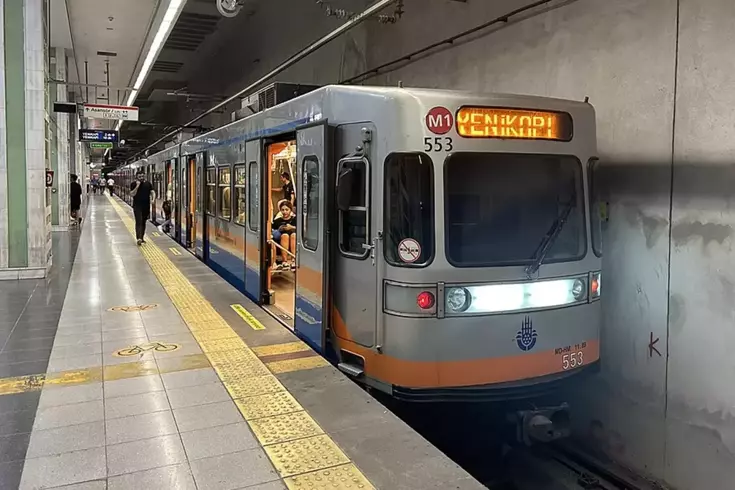 İstanbul'da bulunan Yenikapı-Atatürk Havalimanı Metro Hattı'nda bulunan iki istasyon, saat