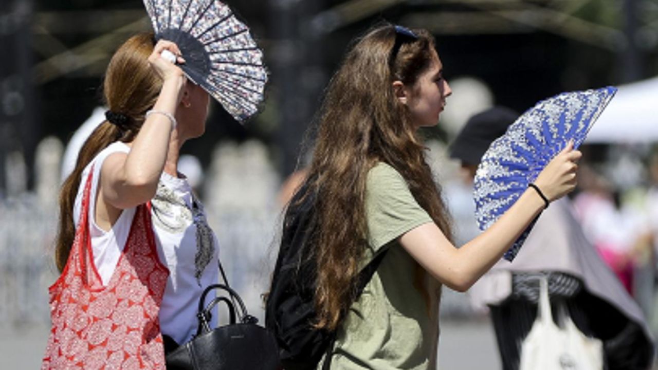 Kavurucu sıcakların etkisi altında olan İstanbul'da akşam saatlerinde bazı ilçelerde