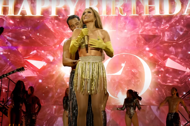 Sahnede talihsiz kaza! Jennifer Lopez iç çamaşırıyla kaldı