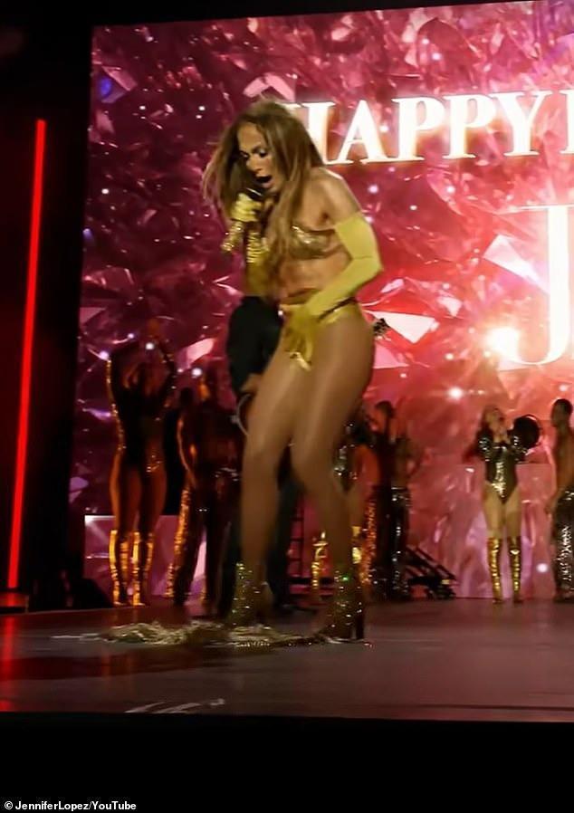 Sahnede talihsiz kaza! Jennifer Lopez iç çamaşırıyla kaldı