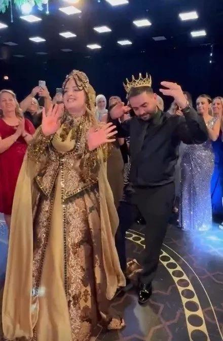 İki ay önce nikah masasına oturan Kadir Ezildi eşiyle kına gecesinde göbek attı