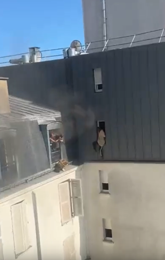 Kahraman kapıcı, yanan binanın 6. katından dört bebeği canını hiçe sayarak kurtardı