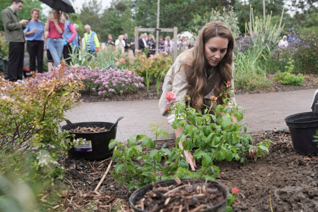 Kanseri yenen Kate Middleton, hastane ziyareti sırasında duygusal anlar yaşadı