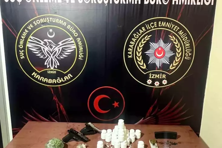 Karabağlar ilçesinde yapılan operasyonda uyuşturucu ve silah kaçakçılığı yaptıkları belirlenen
