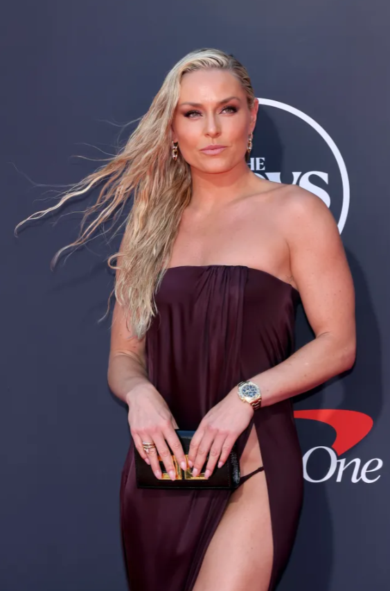 Ünlü kayakçı, kırmızı halıda poz verdiği sırada kıyafet kazası yaşadı