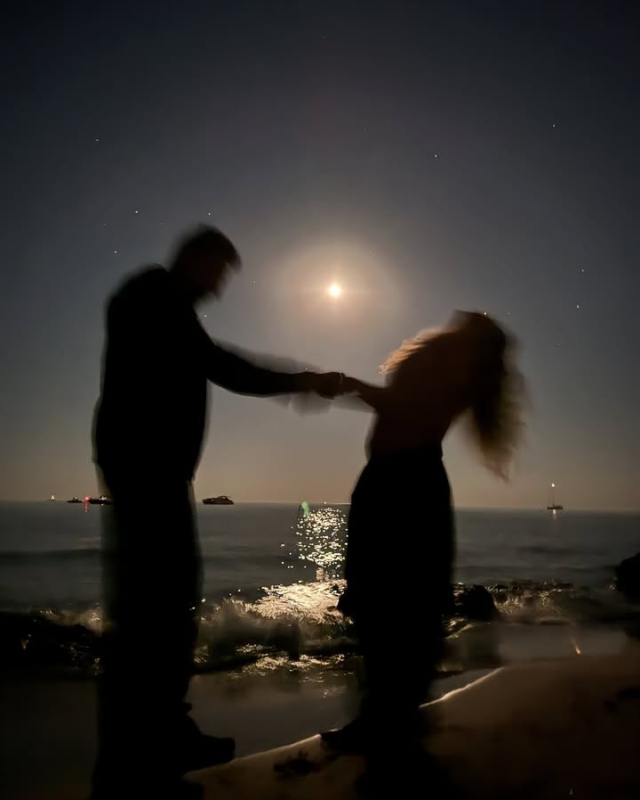 Kenan İmirzalıoğlu ve Sinem Kobal, aşklarını ay ışığında gösterdi