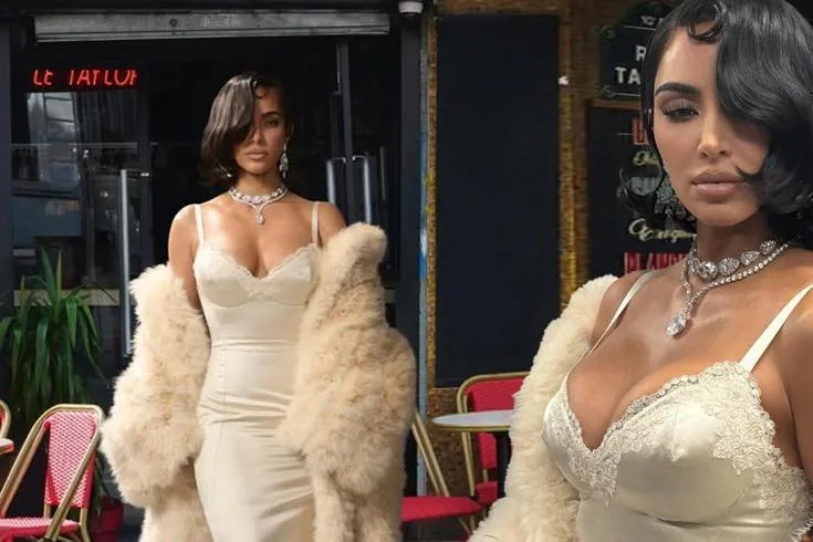 Ünlü yıldız Kim Kardashian, Paris'teki Balenciaga haute couture defilesinde yürüme