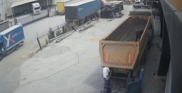 Feci ölümün kamera kaydı! Damper kapağı başına çarptı
