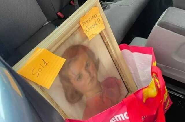 Lanetli tabloyu satın alanlar hemen yaşadıkları aşırı korku nedeniyle tablodan kurtulmaya çalışıyor