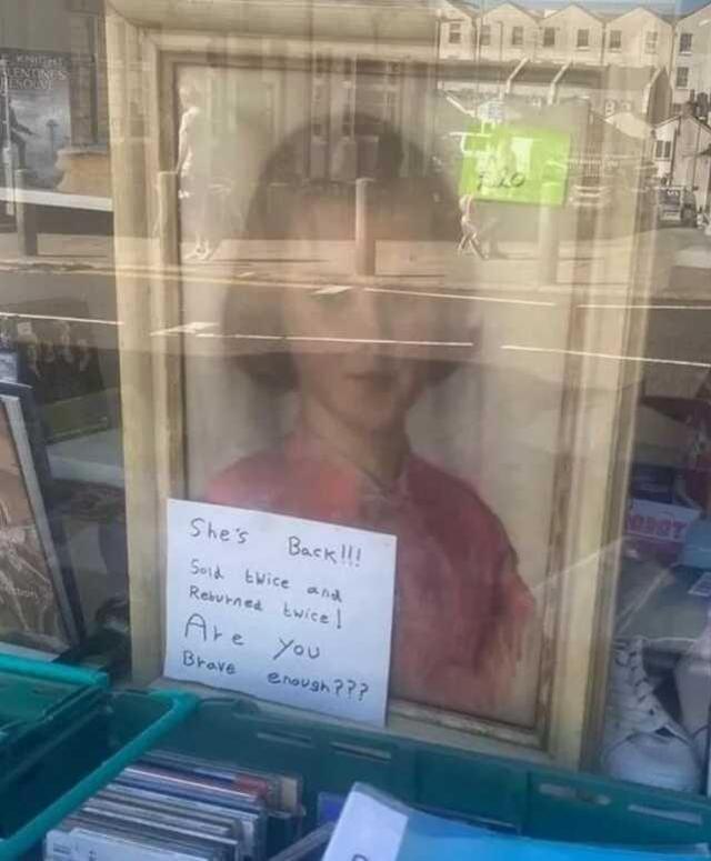 Lanetli tabloyu satın alanlar hemen yaşadıkları aşırı korku nedeniyle tablodan kurtulmaya çalışıyor