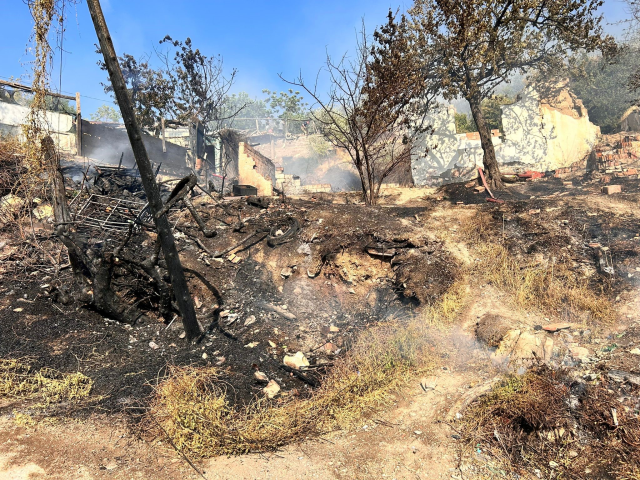 Ankara'da ağaçlık alanda çıkan yangın gecekondulara sıçradı