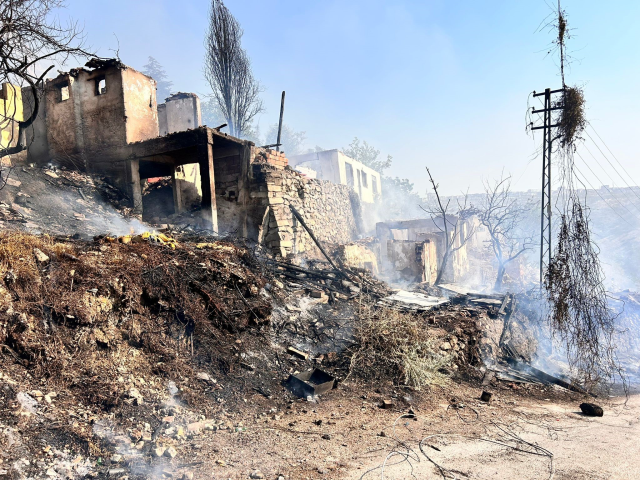 Ankara'da ağaçlık alanda çıkan yangın gecekondulara sıçradı