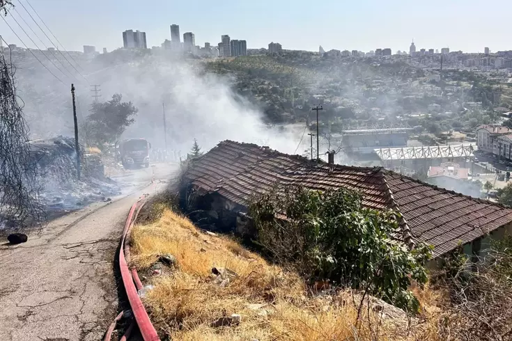 Mamak ilçesindeki ormanlık alanda başlayan yangın, gecekondu mahallelerine sıçradı. Yangına