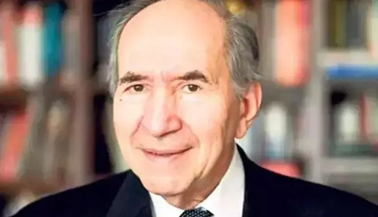 Türk siyasetinin ve basınının önemli isimlerinden Mehmet Altan Öymen, 93